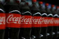 Soda Coca-Cola ditampilkan dalam pratinjau Walmart Super Center baru sebelum pembukaannya di Compton, California, AS, 10 Januari 2017. REUTERS