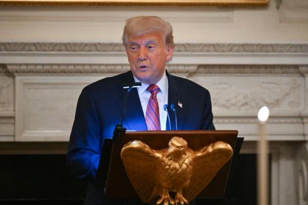 Presiden AS Donald Trump berpidato dalam jamuan makan malam bersama para Senator Republik di Ruang Makan Negara, Gedung Putih, Washington, AS, 18 Juli 2025. REUTERS 