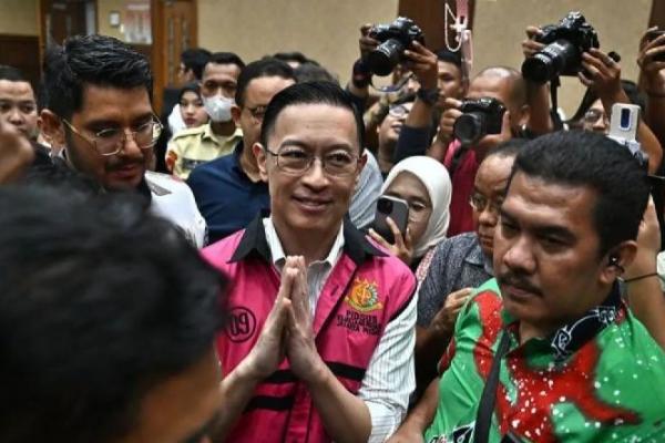 Terdakwa kasus dugaan korupsi impor gula, Thomas Trikasih Lembong atau Tom Lembong (tengah) meninggalkan ruang sidang usai pembacaan vonis di Pengadilan Tipikor, Jakarta (Foto: Dok. ANTARA) 