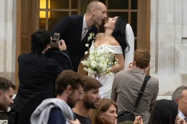 Charli XCX menikah dengan drummer The 1975 George Daniel, Sabtu (19/7/2025) setelah tiga tahun bersama. (FOTO: BACKGRID) 