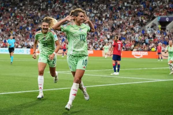 Cristiana Girelli mencetak gol kemenangan di menit ke-90, gol keduanya dari dua gol yang luar biasa, saat Italia mengalahkan Norwegia 2-1 untuk mengamankan tempat mereka di semifinal Piala Eropa Wanita UEFA untuk pertama kalinya sejak 1997. (FOTO: AP) 