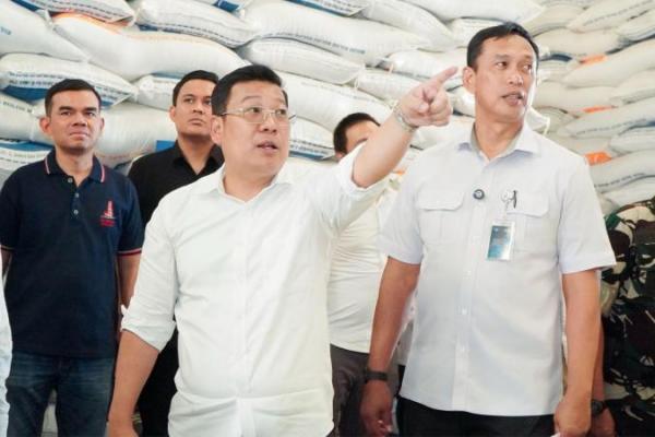 Kepala Badan Pangan Nasional/National Food Agency (NFA)  Arief Prasetyo Adi saat meninjau Gudang Bulog Meger di Klaten, Jawa Tengah, Minggu (20/7/2025). (foto:NFA) 