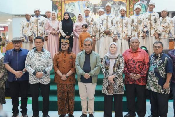 Ketua MPR RI Ahmad Muzani (tengah) foto bersama Tour Wayang Santri Malaysia 2025 (Foto: Humas MPR) 