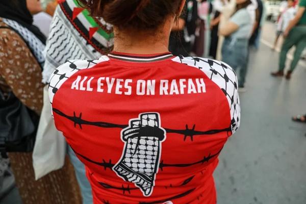 Seorang aktivis pro-Palestina mengenakan kaus bertuliskan `Semua mata tertuju pada Rafah` dalam sebuah demonstrasi di Tunis, Tunisia, 9 Juni 2025. (FOTO: GETTY IMAGE) 