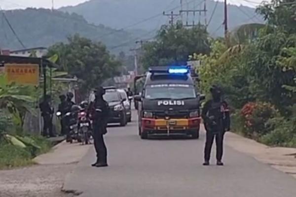 Tim Detasemen Khusus (Densus) 88 Antiteror menangkap terduga teroris di Kelurahan Nalu, Kabupaten Tolitoli, Sulawesi Tengah, Kamis (17/7) (Foto: Antara/HO-Dokumentasi Pribadi) 