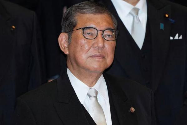 Perdana Menteri Jepang Shigeru Ishiba berpose untuk foto bersama anggota Kabinet barunya di Kantor Perdana Menteri di Tokyo, Jepang, 11 November 2024. Foto via REUTERS 