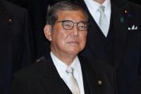 Perdana Menteri Jepang Shigeru Ishiba berpose untuk foto bersama anggota Kabinet barunya di Kantor Perdana Menteri di Tokyo, Jepang, 11 November 2024. Foto via REUTERS