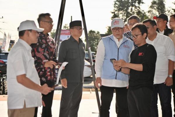 Menko Pangan Zulkifli Hasan bersama Mendes PDT Yandri Susanto saat memantau persiapan peluncuran Kopdes Merah Putih (Foto: Humas Kemendes PDT) 