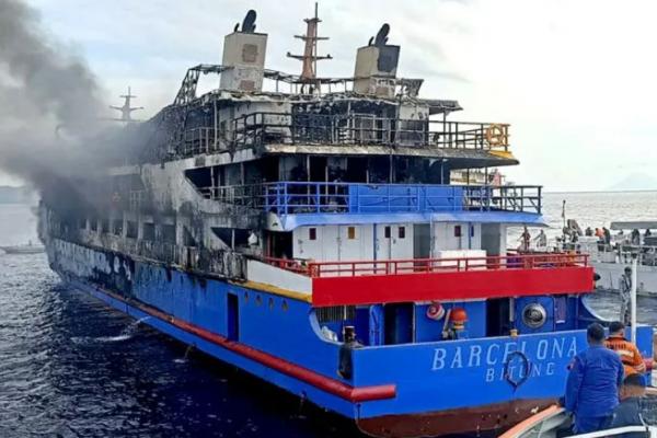 Asap mengepul dari kapal penumpang KM Barcelona (Foto: Basarnas Manado) 