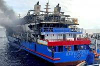 Asap mengepul dari kapal penumpang KM Barcelona (Foto: Basarnas Manado)