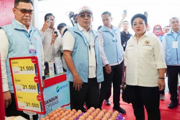 Kepala Badan Pangan Nasional/National Food Agency (NFA)  Arief Prasetyo Adi bersama Ketua Komisi IV DPR RI Siti Hediati Soeharto (Titiek Soeharto) dalam peresmian peluncuran Koperasi Desa/Kelurahan Merah Putih oleh Presiden Prabowo Subianto, di Klaten, Jawa Tengah, Senin (21/7/2025). (Foto:NFA) 