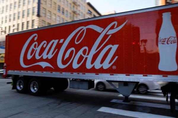 Sebuah truk Coca-Cola melintasi pusat kota Los Angeles, California, AS, 24 Oktober 2018. REUTERS 