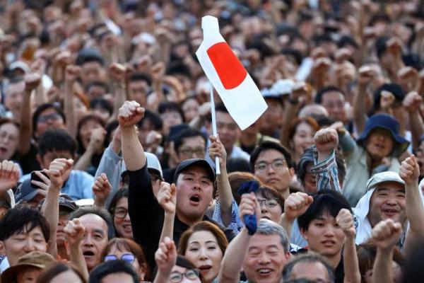 Pendukung partai Sanseito mengepalkan tangan mereka selama hari terakhir kampanye pemilihan majelis tinggi di Taman Shiba, Tokyo, Jepang, 19 Juli 2025. REUTERS 