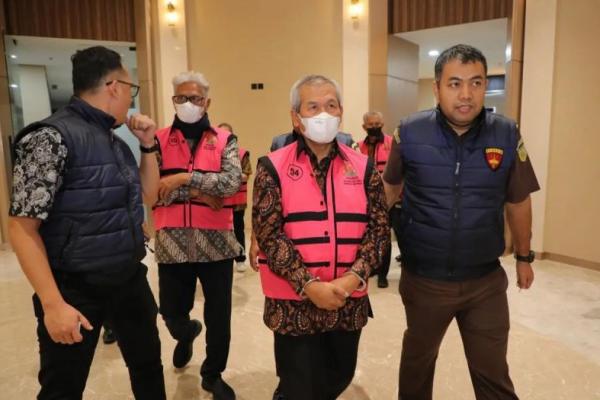 Petugas menggiring dua tersangka baru dalam kasus dugaan tindak pidana korupsi dalam pemberian kredit PT Bank BJB, PT Bank DKI dan Bank Jateng kepada PT Sritex dan entitas anak usaha, menuju mobil tahanan di Gedung Jampidsus Kejagung, Jakarta (Foto: Kejaksaan Agung) 