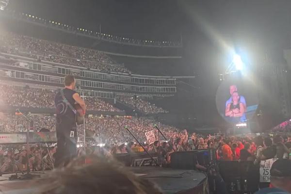 Konser Coldplay yang menampilkan kamera ciuman (kiss camera) pasangan CEO Astronomer Andy Byron dan selingkuhannya Kristin Cabot. (FOTO: YOUTUBE) 