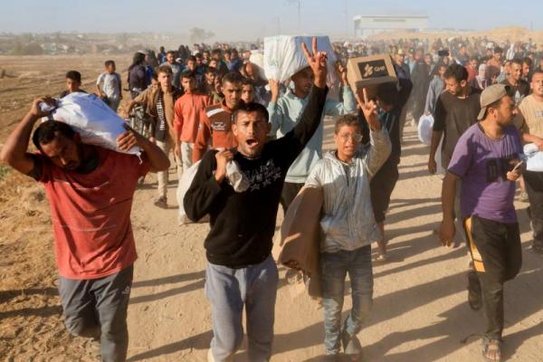 Warga Palestina membawa pasokan bantuan dari Yayasan Kemanusiaan Gaza yang didukung AS, di Khan Younis, Jalur Gaza selatan, 29 Mei 2025. REUTERS 