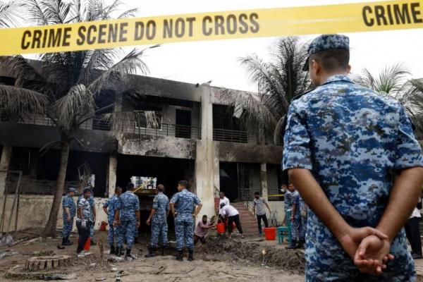Anggota Angkatan Udara Bangladesh melakukan investigasi di lokasi kejadian, setelah sebuah pesawat latih angkatan udara menabrak kampus Milestone School and College, di Dhaka, Bangladesh, 22 Juli 2025. REUTERS 