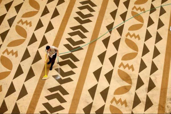Seorang pekerja membersihkan dek atap sebuah hotel di Pantai Waikiki, Hawaii, AS, 30 Desember 2016. REUTERS 