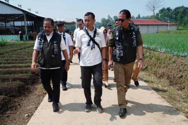 Deputi Bidang Penganekaragaman Konsumsi dan Keamanan Pangan NFA, Andriko Noto Susanto, saat mendampingi kunjungan kerja spesifik Komisi IV DPR RI ke kawasan UPLAND, Desa Pujon Kidul, Kabupaten Malang, Jawa Timur, Senin (21/7/2025).(foto:NFA) 