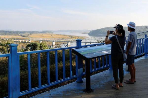 Seorang pengunjung mengambil foto Jembatan Kebebasan, yang menghubungkan Korea Utara dan Korea Selatan, di Paju, Korea Selatan, 16 Oktober 2024. REUTERS 