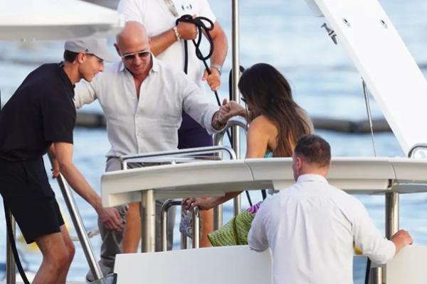 Jeff Bezos dan Lauren Sanchez difoto bergandengan tangan di Prancis Selatan, Minggu (20/7/2025). (FOTO: MEGA) 