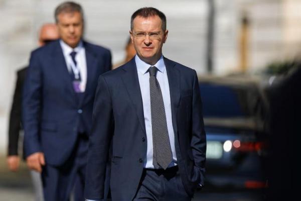 Kepala delegasi Rusia dan penasihat presiden, Vladimir Medinsky, berjalan setelah pertemuan di Istana Ciragan, Istanbul, Turki, 2 Juni 2025. REUTERS 