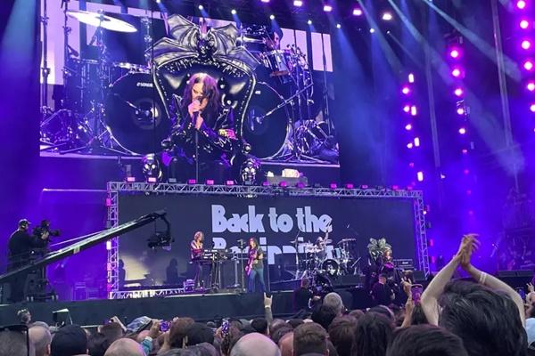 Ozzy Osbourne selama pertunjukan terakhirnya dengan Black Sabbath pada tanggal 5 Juli. (FOTO: GREG DRAVEN/X) 
