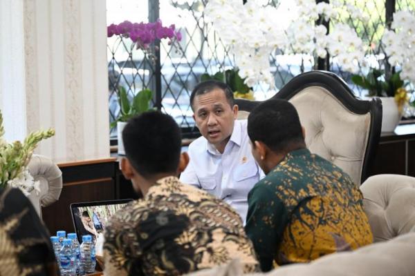 Menteri Transmigrasi (Mentrans) M. Iftitah Sulaiman Suryanagara saat menerima audiensi Pemerintah Kabupaten Buton Utara di Kantor Kementerian (Foto: Humas Kementrans) 