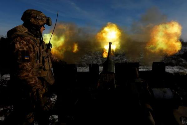 Anggota militer Ukraina menembakkan senjata antipesawat, di kota garis depan Bakhmut, Ukraina, 10 Januari 2023. REUTERS 