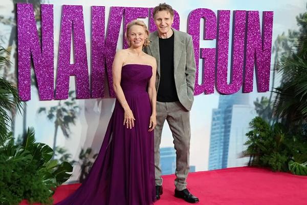 Apakah Kemesraan Pamela Anderson dan Liam Neeson Romansa Sejati atau Promosi Film The Naked Gun? (FOTO: SHUTTERSTOCK) 