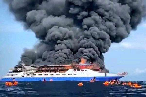 KM Barcelona terbakar. Foto: Ist 