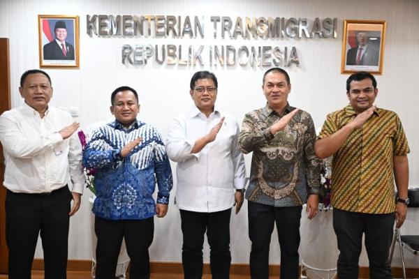 Wamentrans Viva Yoga Mauladi saat menerima audiensi Bupati Tulang Bawang Barat (Tubaba) Novriwan Jaya di Kantor Kementrans (Foto: Humas Kementrans) 