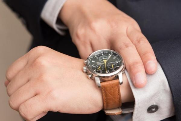 Ilustrasi - jam tangan dipakai di lengan kiri (Foto: Freepik) 