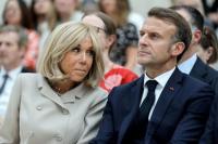 Istrinya Dituduh sebagai Laki-laki, Presiden Prancis Gugat Podcaster Sayap Kanan