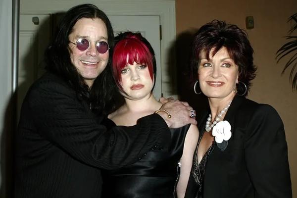 Kelly Osbourne Bantah Ozzy Osbourne Punya Perjanjian Bunuh Diri dengan Istrinya Sharon Osbourne