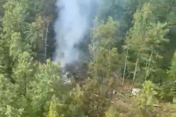 Asap mengepul di lokasi jatuhnya pesawat penumpang Angara Airlines An-24 di dekat Tynda di Wilayah Amur, Rusia, 24 Juli 2025. Handout via REUTERS 
