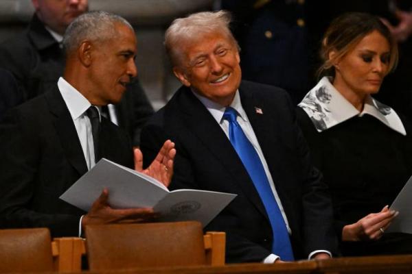 Mantan Presiden AS Barack Obama dan Presiden terpilih AS Donald Trump berpidato di sebuah acara di Washington, pada 9 Januari 2025. Foto via REUTERS 