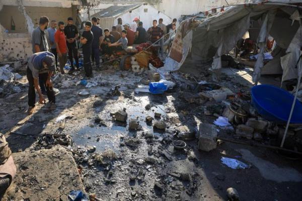 Warga Palestina memeriksa kerusakan di lokasi serangan Israel semalam terhadap sebuah tenda yang menampung pengungsi, di Kota Gaza, 24 Juli 2025. REUTERS 