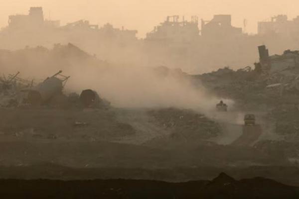 Kendaraan militer Israel bermanuver di Gaza, terlihat dari sisi Israel di perbatasan Israel-Gaza, 21 Juli 2025. REUTERS 