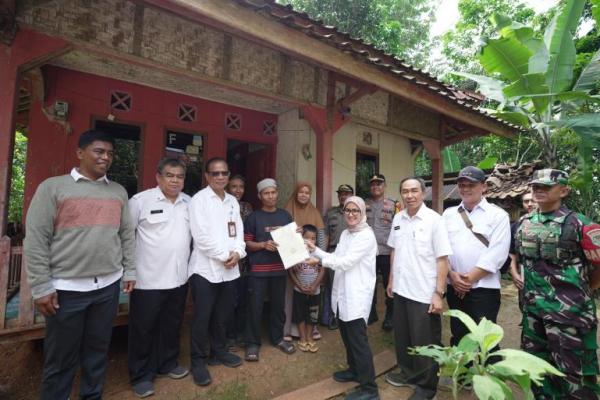 Staf Khusus Menteri Bidang Hukum dan Reformasi Birokrasi, Kementrans Iti Octavia Jayabaya menyerahkan SHM kepada transmigran lokal di Cikopeng, Desa Curugluhur, Kecamatan Sagaranten, Kabupaten Sukabumi (Foto: Humas Kementrans) 