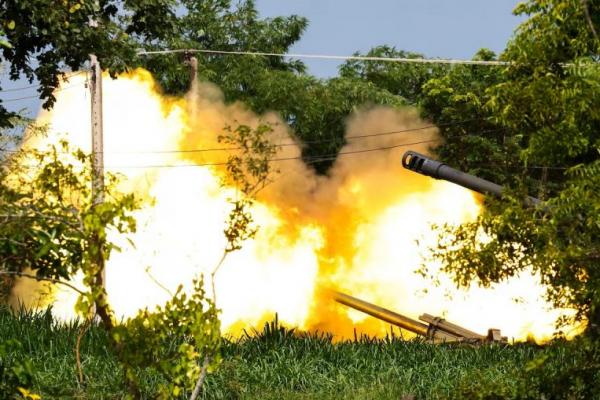 Sebuah unit artileri bergerak Thailand melepaskan tembakan ke arah wilayah Kamboja di Surin, Thailand, 25 Juli 2025. REUTERS 