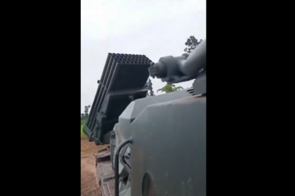 Militer Kamboja menembakkan roket ke arah Thailand pada Kamis (24/7/2025) (Foto: Tangkapan layar via X) 