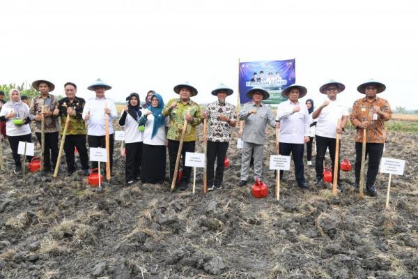 Mendes PDT Yandri Susanto bersama Wamendes PDT Ahmad Riza Patria saat peluncuran GEMAR di Desa Pelem, Kecamatan Jati, Kabupaten Blora (Foto: Humas Kemendes PDT) 