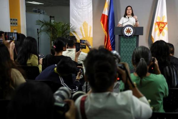 Wakil Presiden Filipina Sara Duterte menyampaikan pernyataan setelah pemakzulannya oleh majelis rendah Kongres, di kantornya di Kota Mandaluyong, Metro Manila, Filipina, 7 Februari 2025. REUTERS 