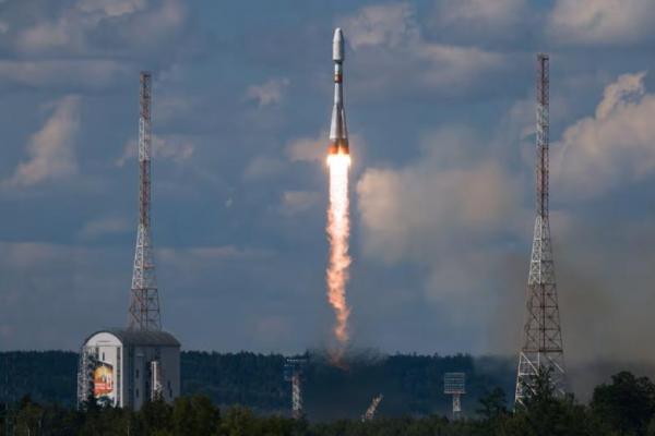 Sebuah roket pendorong Soyuz-2.1b dengan tahap atas Fregat, yang membawa dua satelit Ionosfera-M dan 18 muatan, termasuk satelit telekomunikasi Nahid-2 Iran, di Kosmodrom Vostochny wilayah Amur timur jauh, Rusia, 25 Juli 2025. Roscosmos via REUTERS 