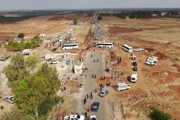 Pasukan pemerintah Suriah dikerahkan di jalan di Taarah, provinsi Suwayda, Suriah selatan, saat warga Badui dievakuasi dari kota Suwayda pada 21 Juli 2025, setelah seminggu pertempuran dengan komunitas Druze. (FOTO: AFP)] 