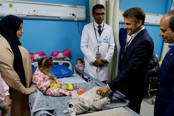 Presiden Mesir Abdel Fattah al-Sisi dan Presiden Prancis Emmanuel Macron Kunjungi bangsal pasien Palestina di Rumah Sakit El Arish, di Arish, Mesir, 8 April 2025. Foto via REUTERS 