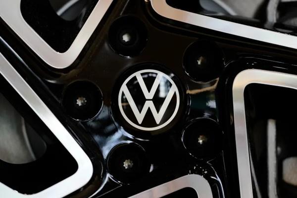 VW dan para pesaingnya mendesak negosiator perdagangan Eropa untuk mencapai kesepakatan guna mengurangi tarif AS sebesar 25 persen yang telah mereka hadapi sejak April. (FOTO: AP) 