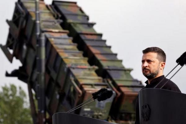 Presiden Ukraina Volodymyr Zelenskiy mengunjungi area pelatihan militer dengan sistem rudal Patriot, di lokasi yang dirahasiakan di Jerman, 11 Juni 2024. Foto via REUTERS 