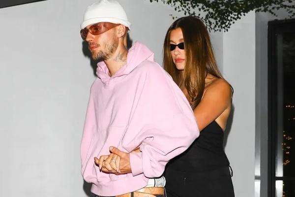 Justin Bieber dan Hailey Bieber keluar dari Bird Streets Club di West Hollywood setelah acara album `Swag`. (FOTO: BACKGRID) 
